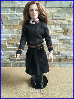 Tonner Harry Potter 16 Vinyl Toy DOLL GINNY WEASLEY in Ensemble with STAND + WAND